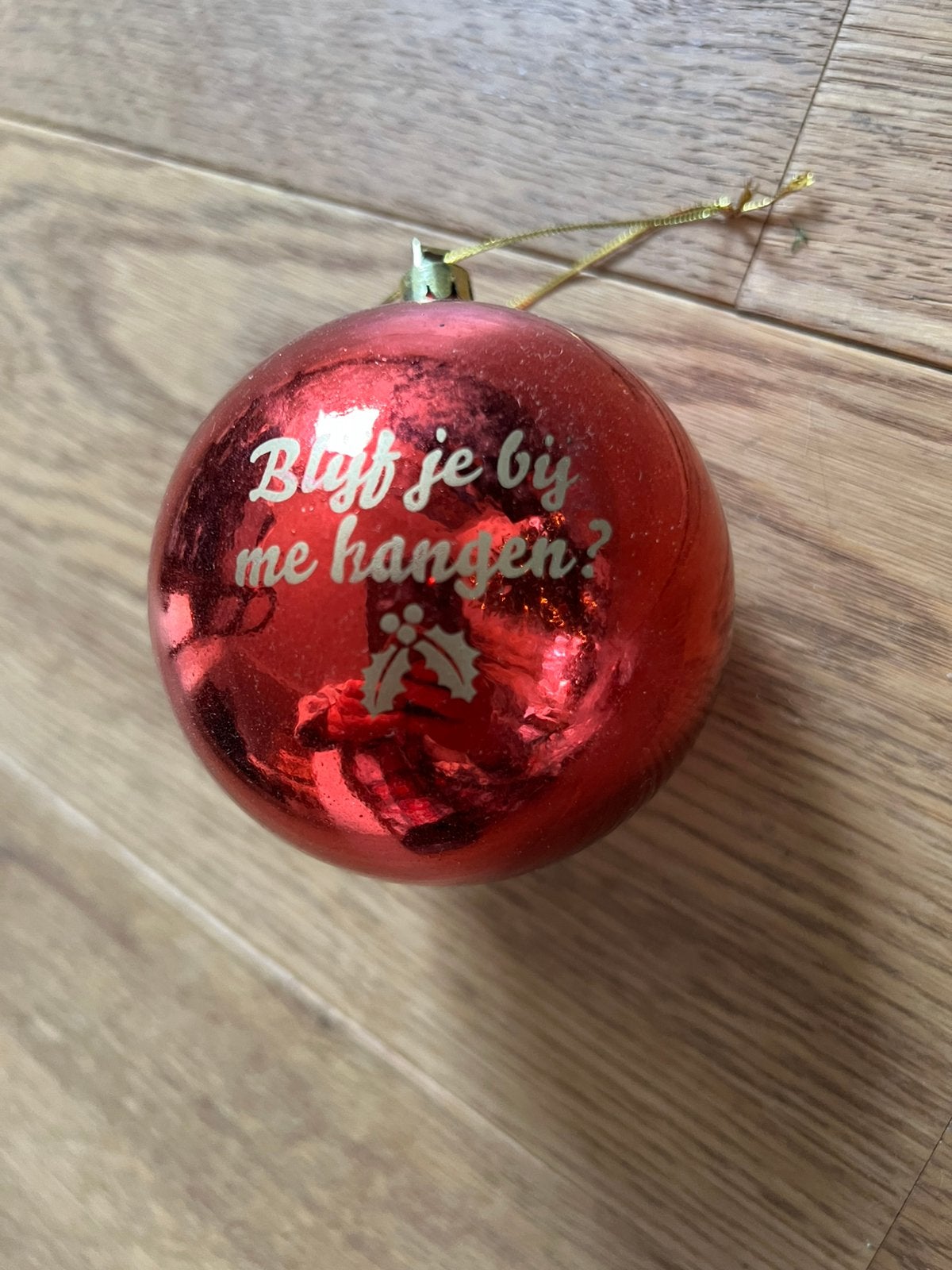Rode kerstbal met tekst: “Blijf je bij me hangen?” 7cm, Ophalen of Verzenden, Zo goed als nieuw
