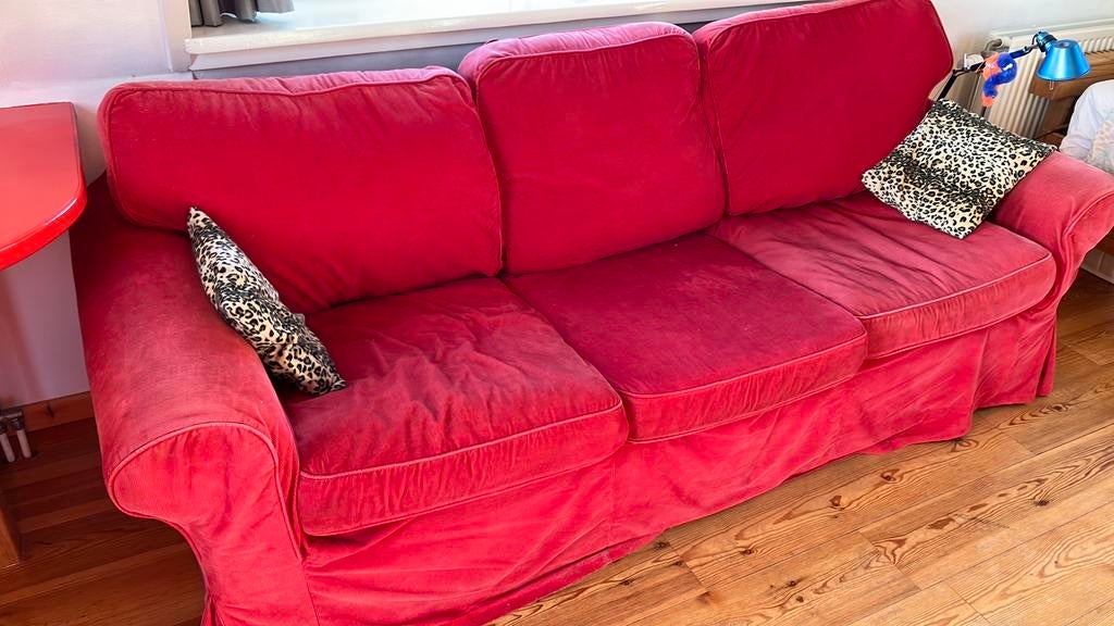 Gratis rode ikea bank, Huis en Inrichting, Banken | Bankstellen, Ophalen, Gebruikt, Driepersoons, Rechte bank