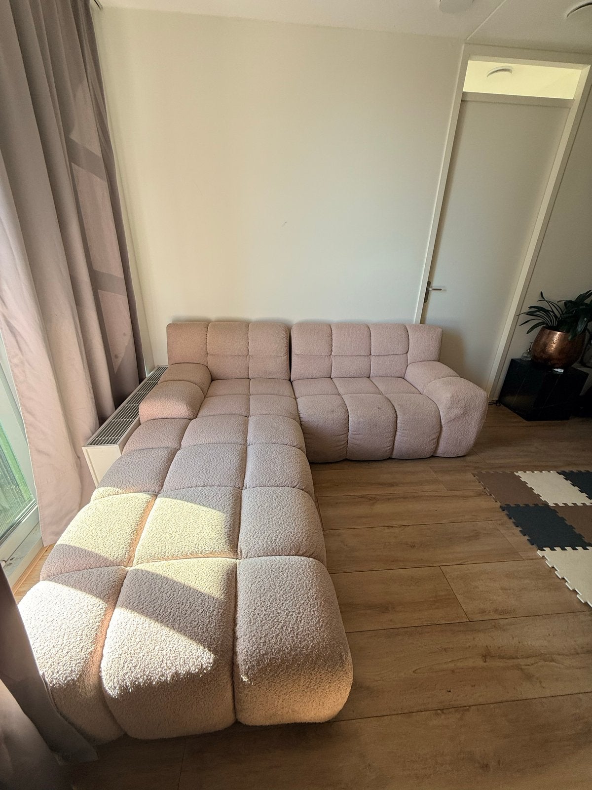 Roze hoekbank - moet snel weg!, Huis en Inrichting, Gebruikt, Hoekbank, Ophalen of Verzenden, 200 tot 250 cm