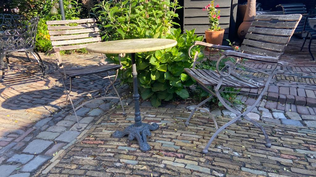 Bistro tuinsetje met tafeltje marmer en gietijzeren voet., Ophalen, Gebruikt, Overige materialen, 2 zitplaatsen