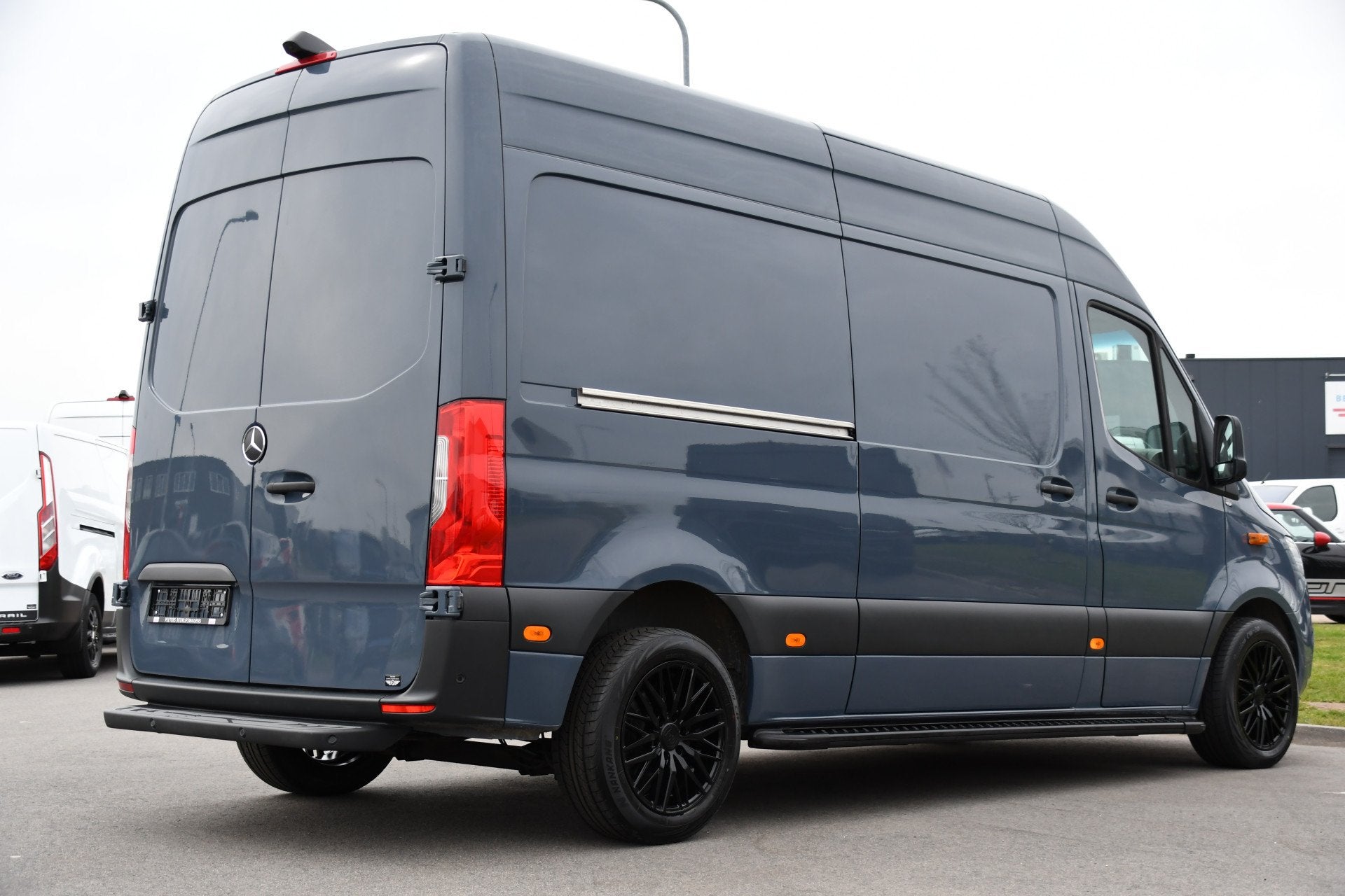 Foto 6 van Mercedes-Benz Sprinter 315 1.9 CDI L2H2 AMG Edition Adaptiev