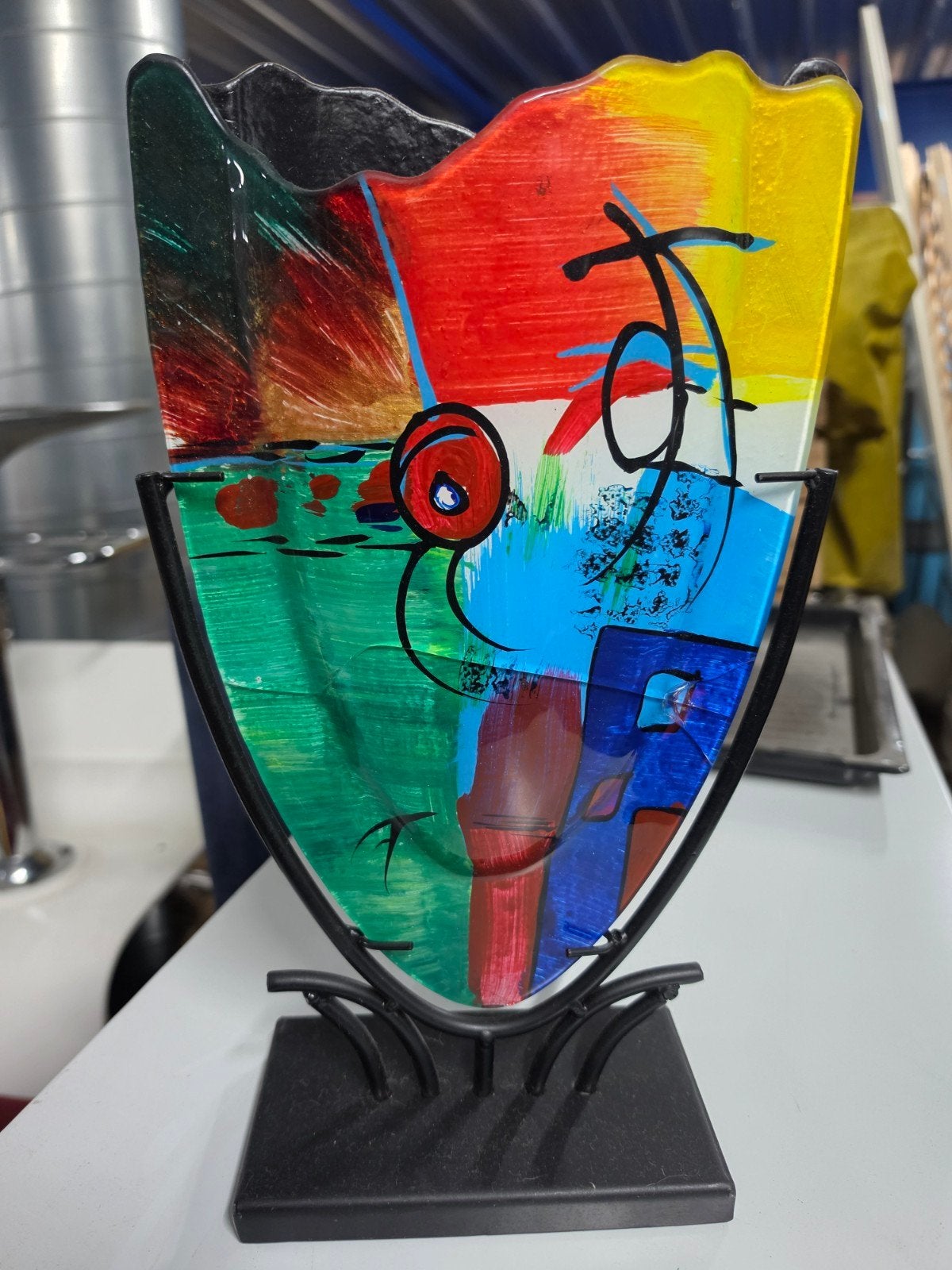 Kleurrijke glazen vaas op metalen standaard, Antiek en Kunst, Ophalen of Verzenden, Vaas, Meerkleurig, Glas