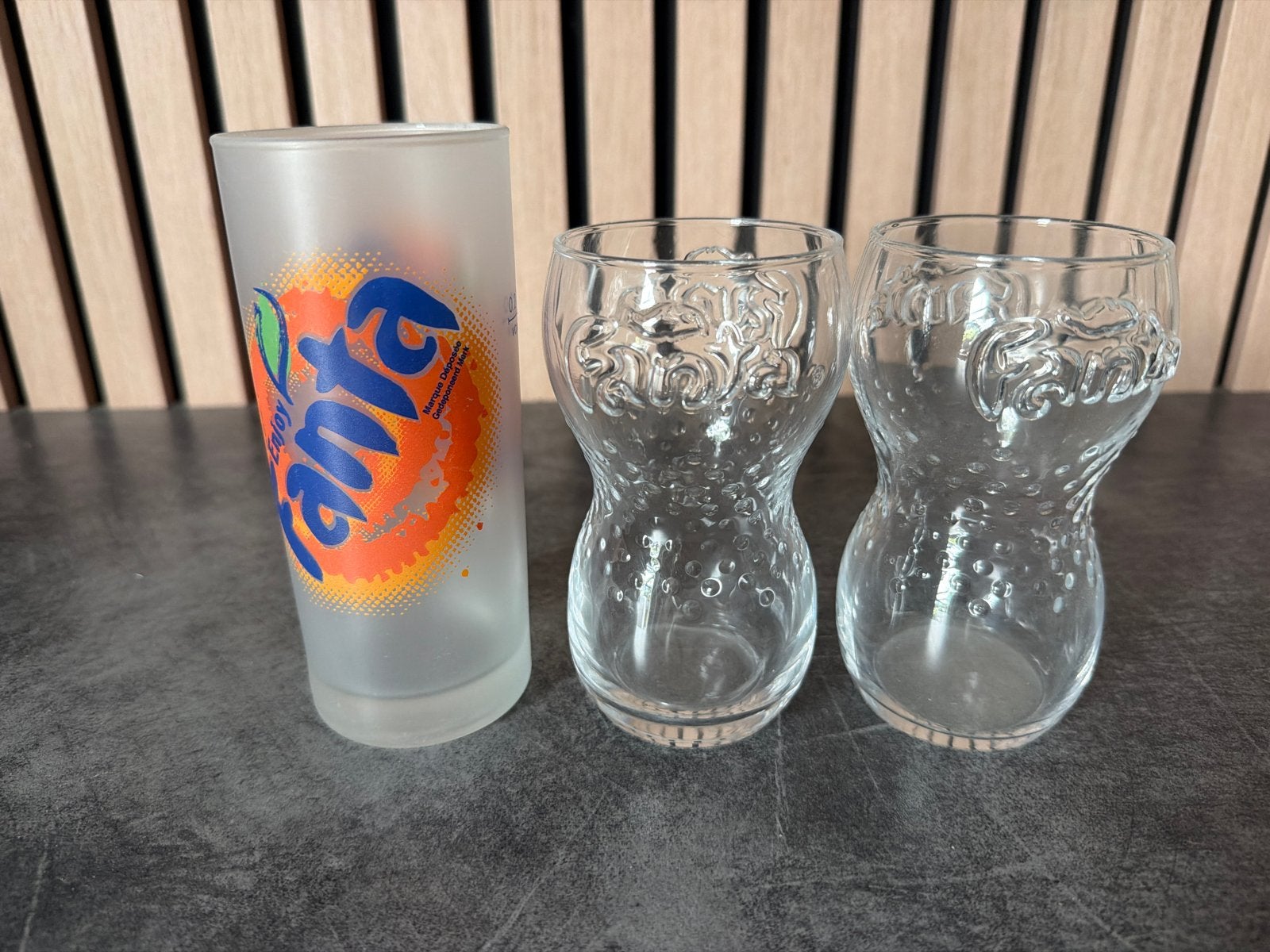 Fanta glazen - 1 mat en 2 heldere glazen, Glas of Glazen, Gebruikt, Overige merken, Ophalen of Verzenden