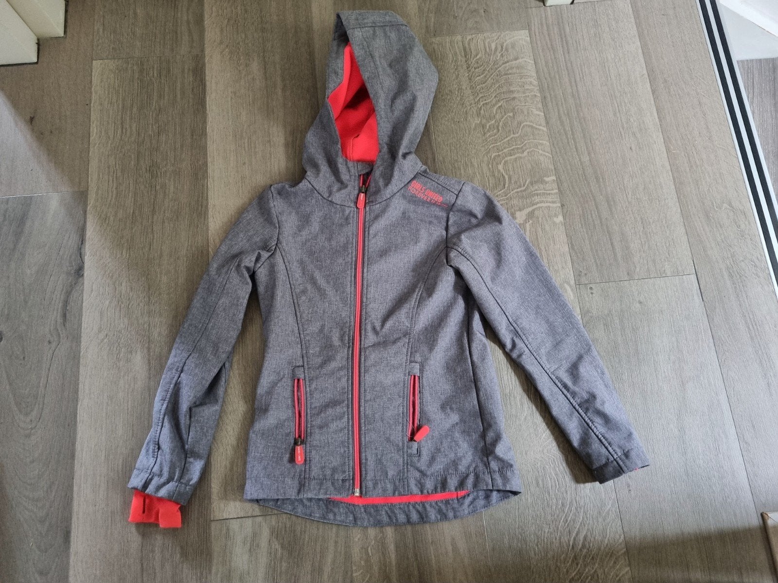 Grijze softshell jas, maat 134, Girls United, Meisje, Ophalen of Verzenden, Zo goed als nieuw