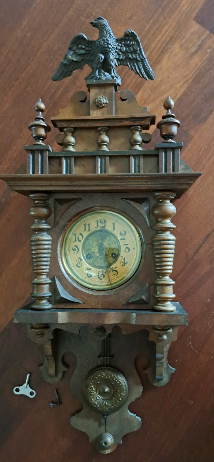Antieke houten wandklok met adelaar decoratie, Ophalen