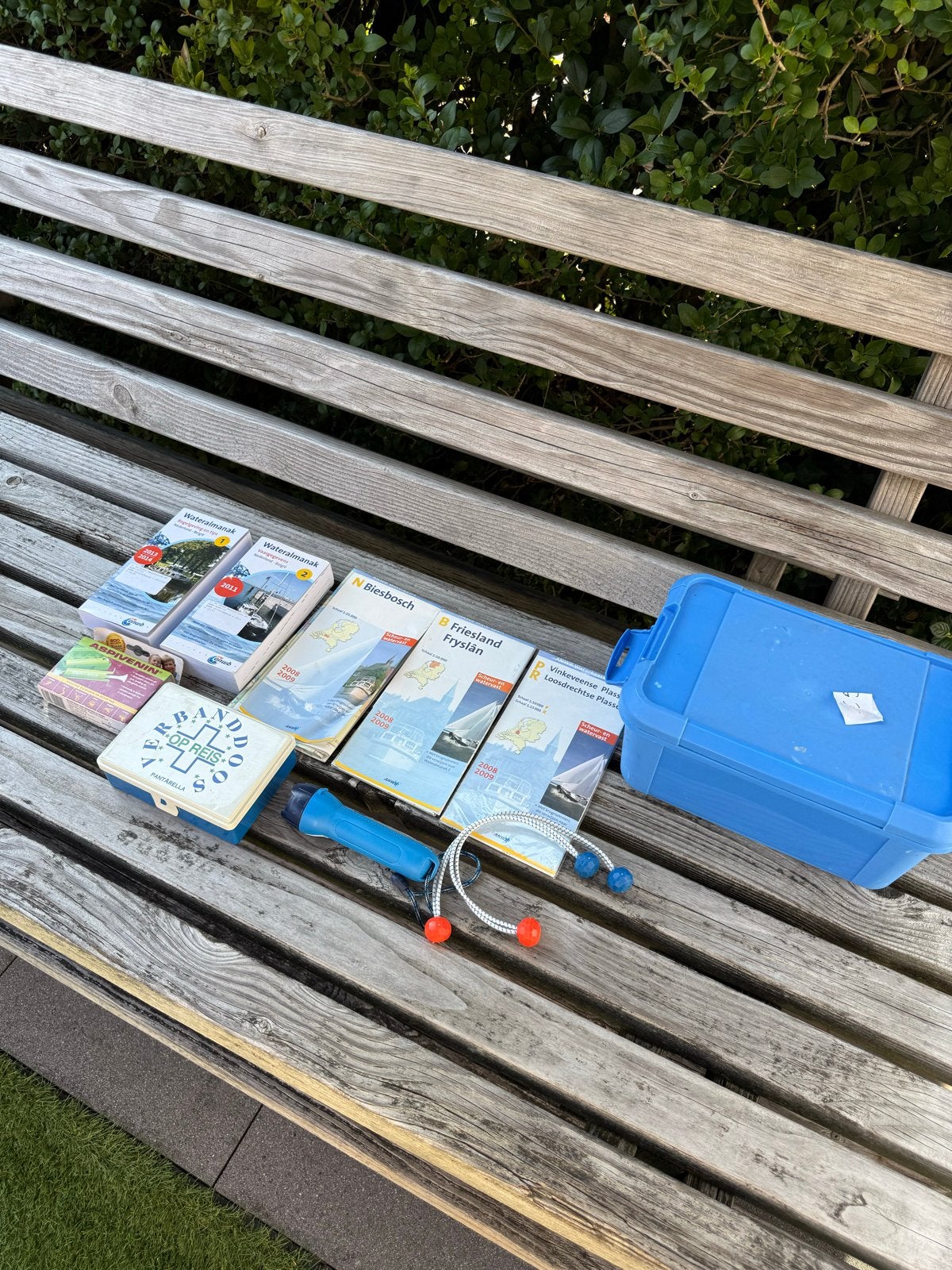Boot benodigdheden: kaarten, zaklamp, verbanddoos, regelgevi, Ophalen of Verzenden, Gebruikt, Boek of Waterkaart