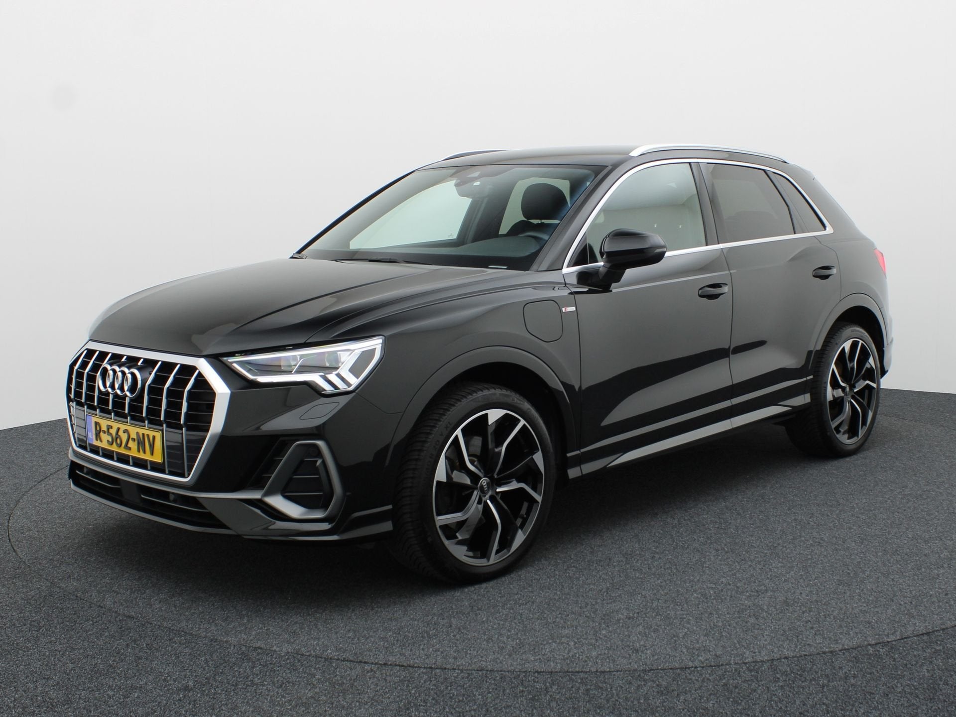Audi Q3 45 TFSI e S edition | S-line | Trekhaak | Camera | 2, Auto's, 12 maanden, Gebruikt, Leder en Stof, Zwart