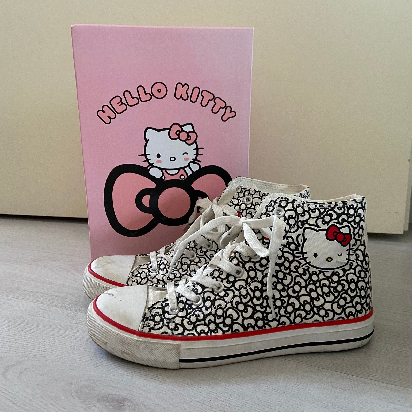 wit met zwarte Hello Kitty gympen mt 38, Verzenden, Gebruikt, Meisje, Schoenen