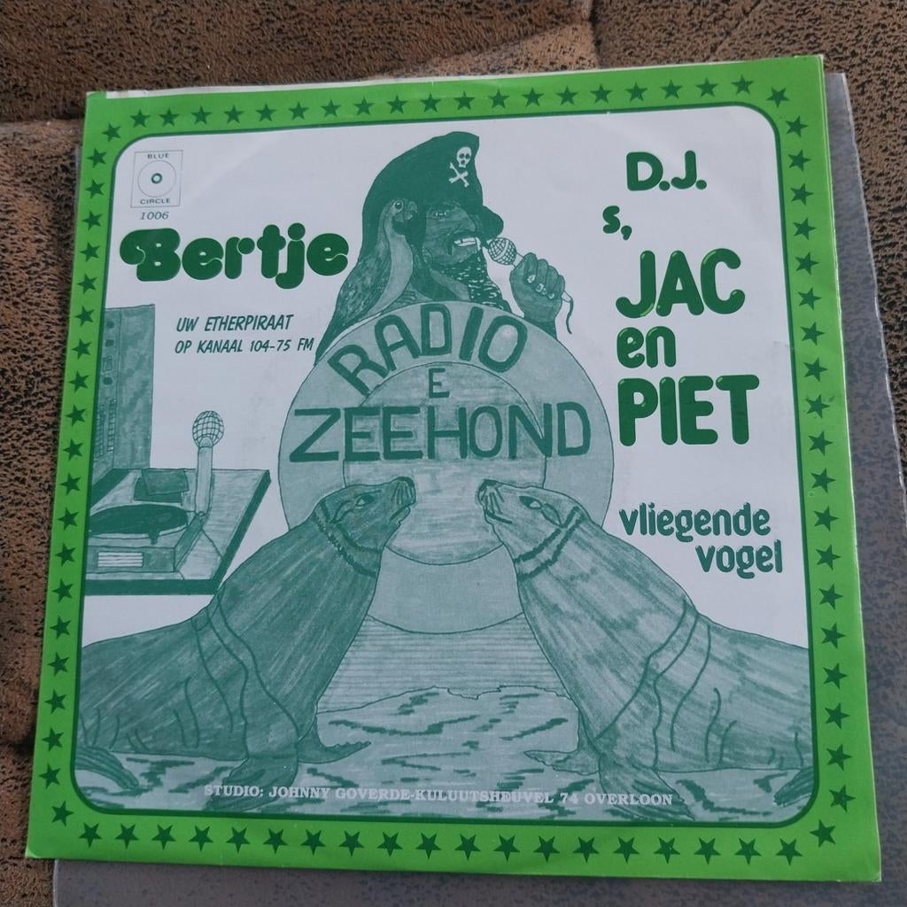 Bertje - Radio Zeehond / Vliegende Vogel (Single), Fotohoes, Ophalen of Verzenden, Gebruikt, Nederlandstalig