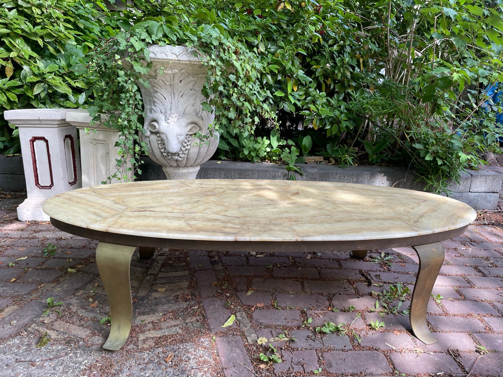 Ovale Salontafel met Marmeren Blad en Messing Poten, Ophalen, Gebruikt, 100 tot 150 cm, 50 tot 100 cm
