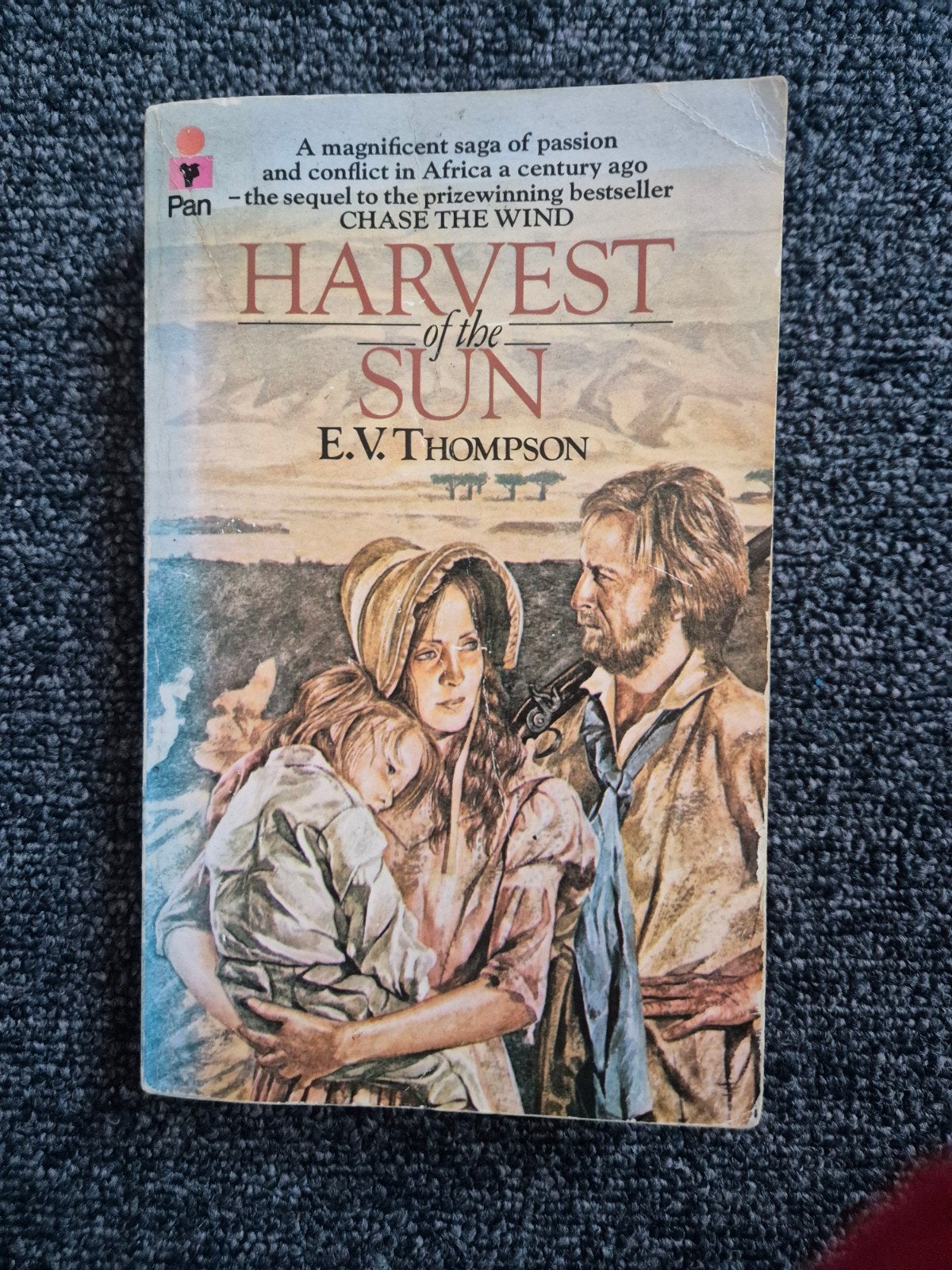 Vintage Paperback: Harvest of the Sun - E.V. Thompson (1980), Boeken, Ophalen of Verzenden, Gelezen