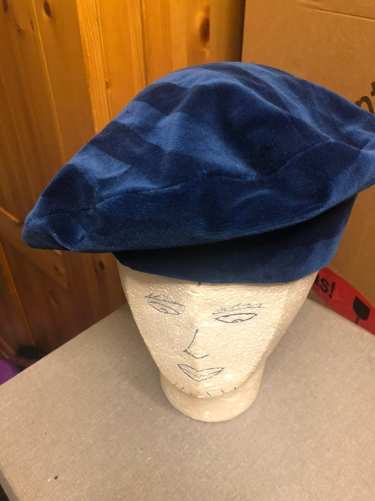 Mooie baret muts voor de carnaval/toneel, Ophalen, Zo goed als nieuw, Maat 38/40 (M), Carnaval