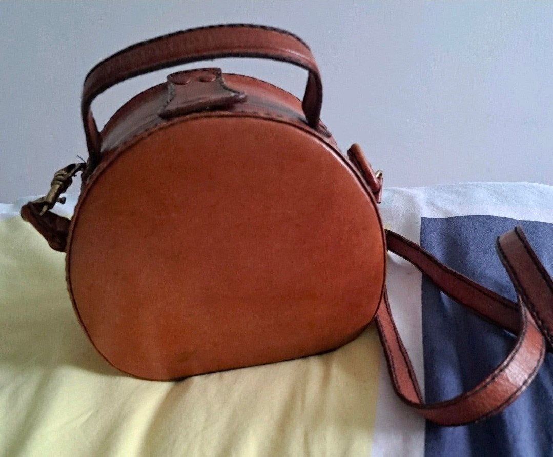 Vintage Leren Rond Tasje met Batik Voering, handgemaakt., Sieraden, Tassen en Uiterlijk, Ophalen of Verzenden, Gebruikt, Bruin