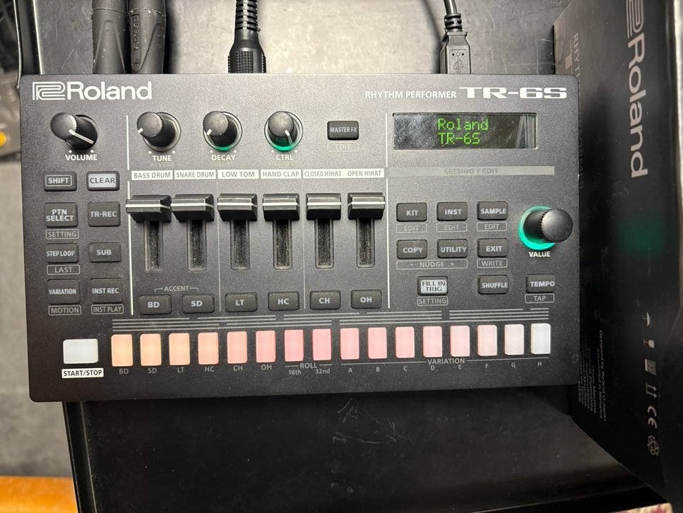 Roland TR-6S Rhythm Performer Drumcomputer in doos, Muziek en Instrumenten, Ophalen of Verzenden, Zo goed als nieuw, Roland