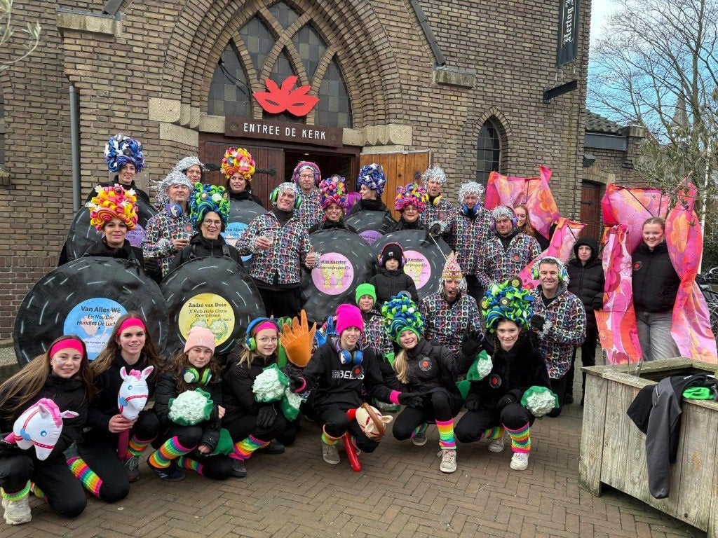 Grote, complete loopgroep Carnaval "Ouwe Hitten" muziek, Kleding | Dames, Ophalen, Zo goed als nieuw, Carnaval