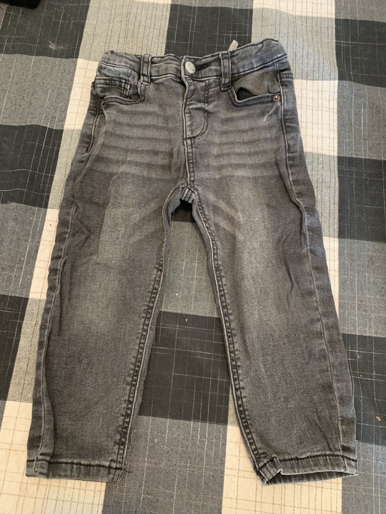 Zwarte spijkerbroekje van de Zara. Maat 92, Kinderen en Baby's, Broek, Ophalen of Verzenden, Zo goed als nieuw, Zara