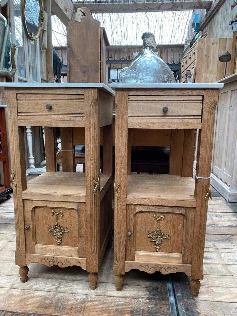 Twee Frans eiken kastjes nachtkastjes met ornament, Huis en Inrichting, Slaapkamer | Nachtkastjes, Gebruikt, 70 cm of meer, Minder dan 45 cm