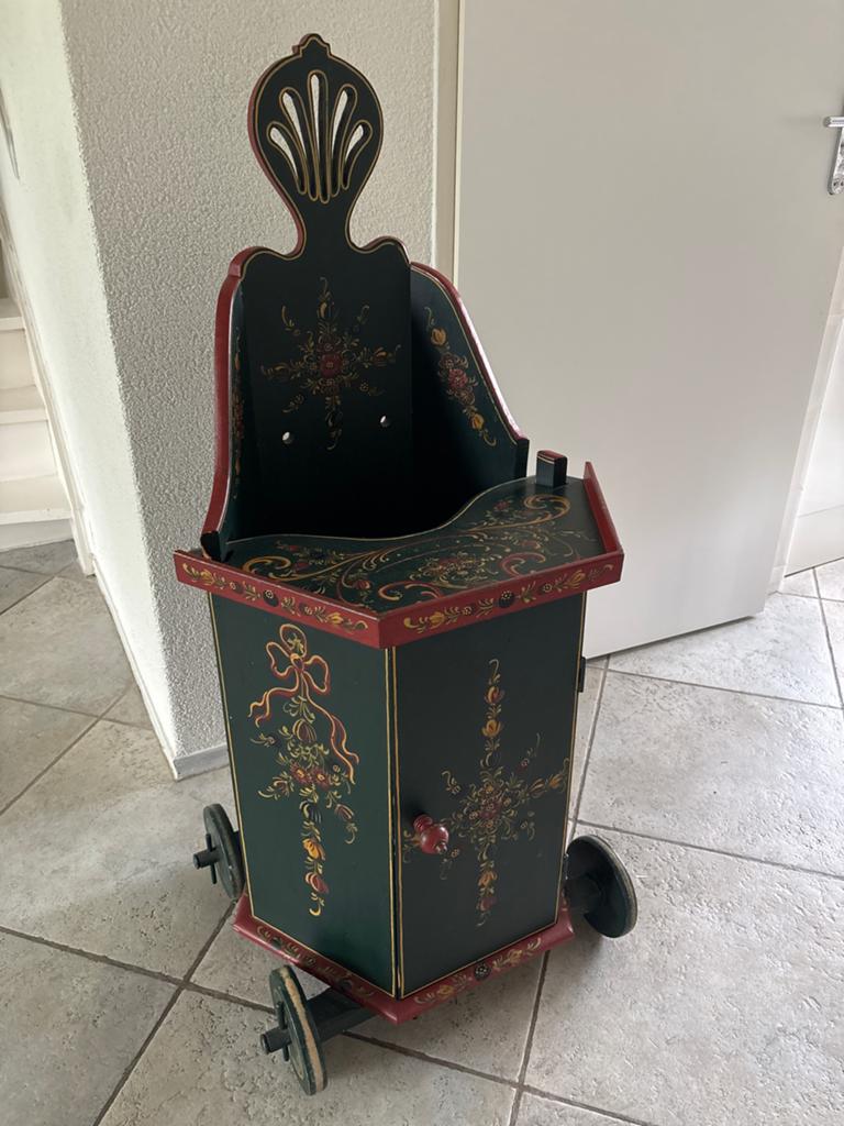 Antieke Hindeloopen op wielen met handgeschilderde decoratie, Antiek en Kunst, Antiek | Woonaccessoires, Ophalen