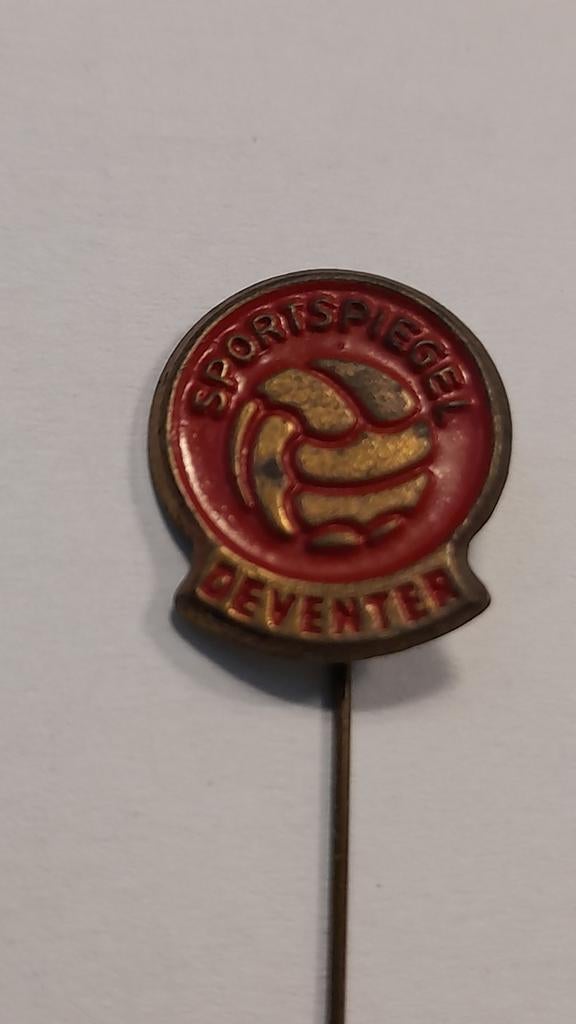 Vintage Sportspiegel Deventer Speldje Voetbal, Verzamelen, Verzenden, Gebruikt, Vaantje of Sjaal