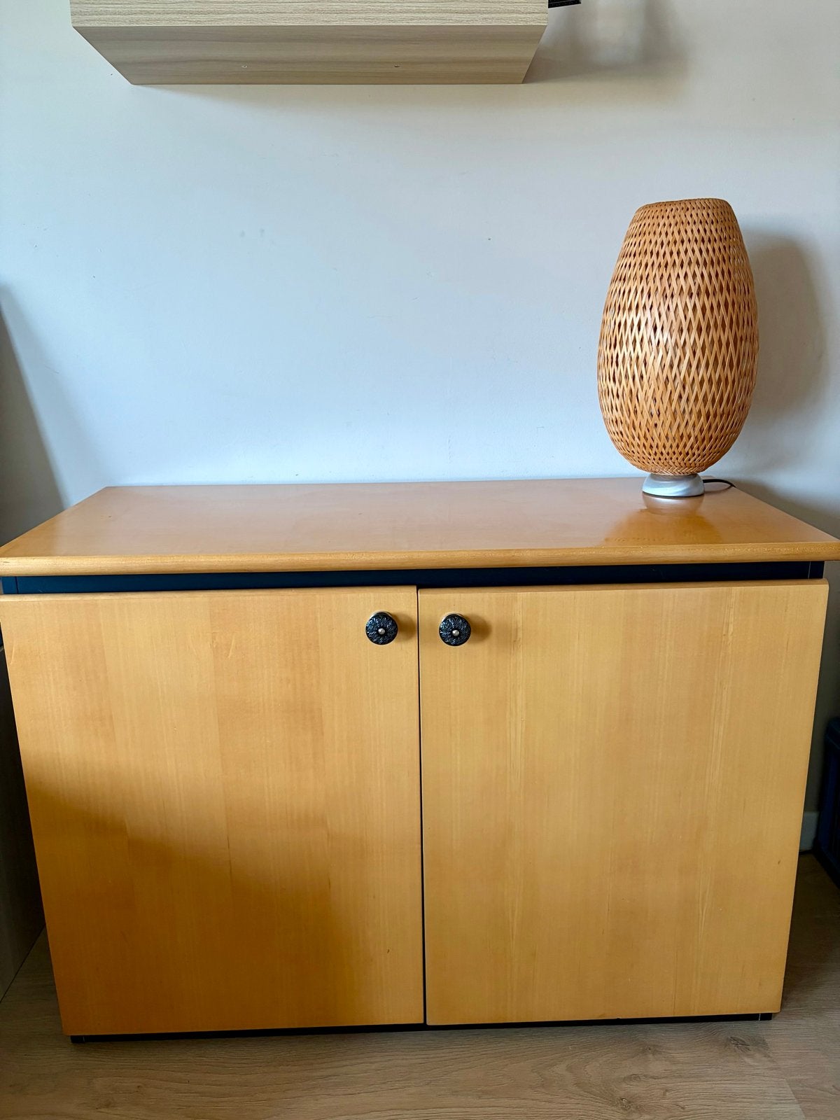 Houten kastje met twee deuren en sierlijke knoppen, Ophalen, Gebruikt, 100 tot 150 cm, Minder dan 100 cm