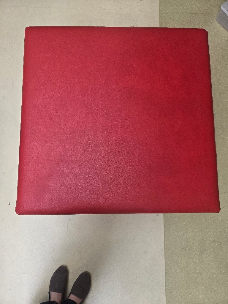 Gratis: grote rode poef, Ophalen, Gebruikt, 75 tot 100 cm, 75 tot 100 cm