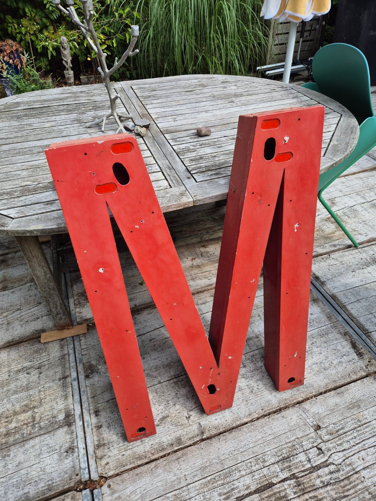 Grote rode letter M - decoratie of reclame (100x70cm), Ophalen of Verzenden
