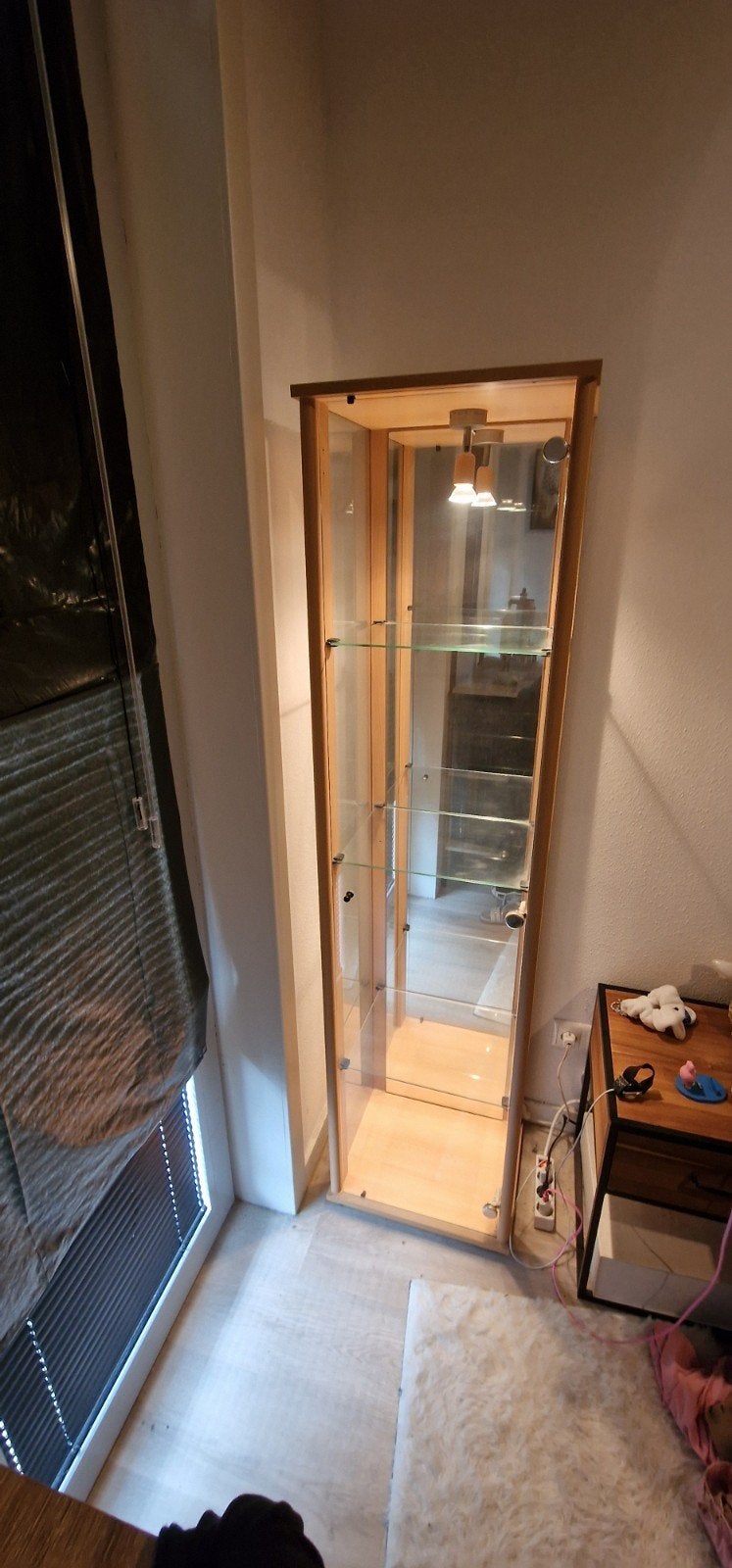 glazen vitrine kast met verlichting, Ophalen, Met deur(en), Zo goed als nieuw, 150 tot 200 cm