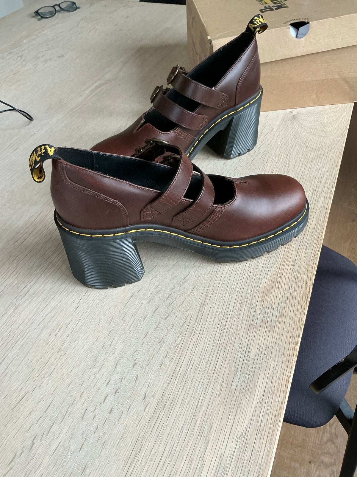Dr. Martens Eeviee Mary Jane Hakken - Donkerbruin maat 43, Kleding | Dames, Ophalen of Verzenden, Nieuw, Bruin, Schoenen met hoge hakken
