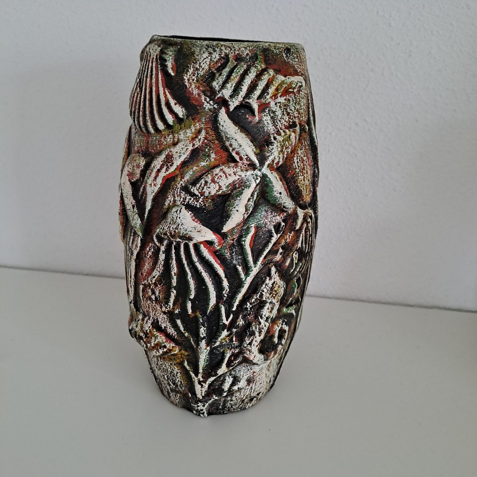 Unieke vaas met reliëfdecoratie zeedieren, Ophalen of Verzenden