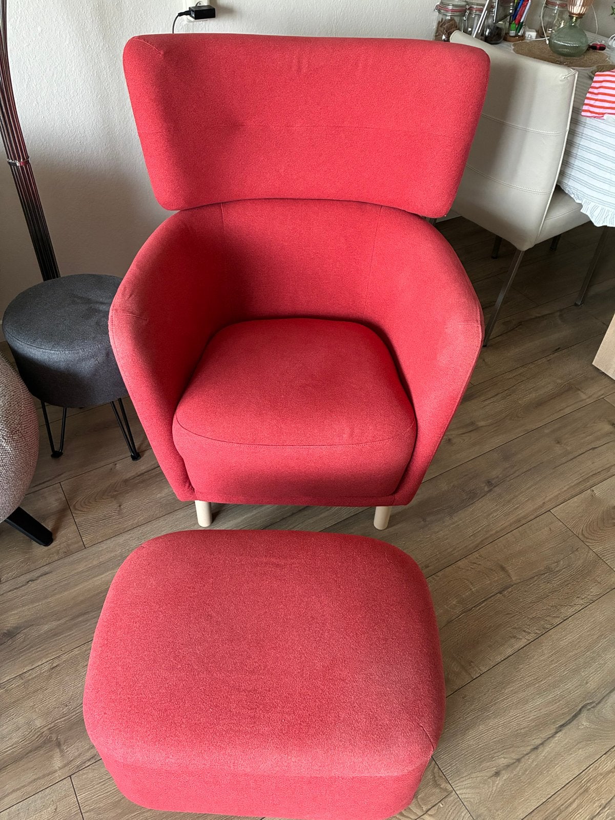 Comfortabele rode fauteuil met voetenbank, Ophalen, Gebruikt, Stof, 75 tot 100 cm