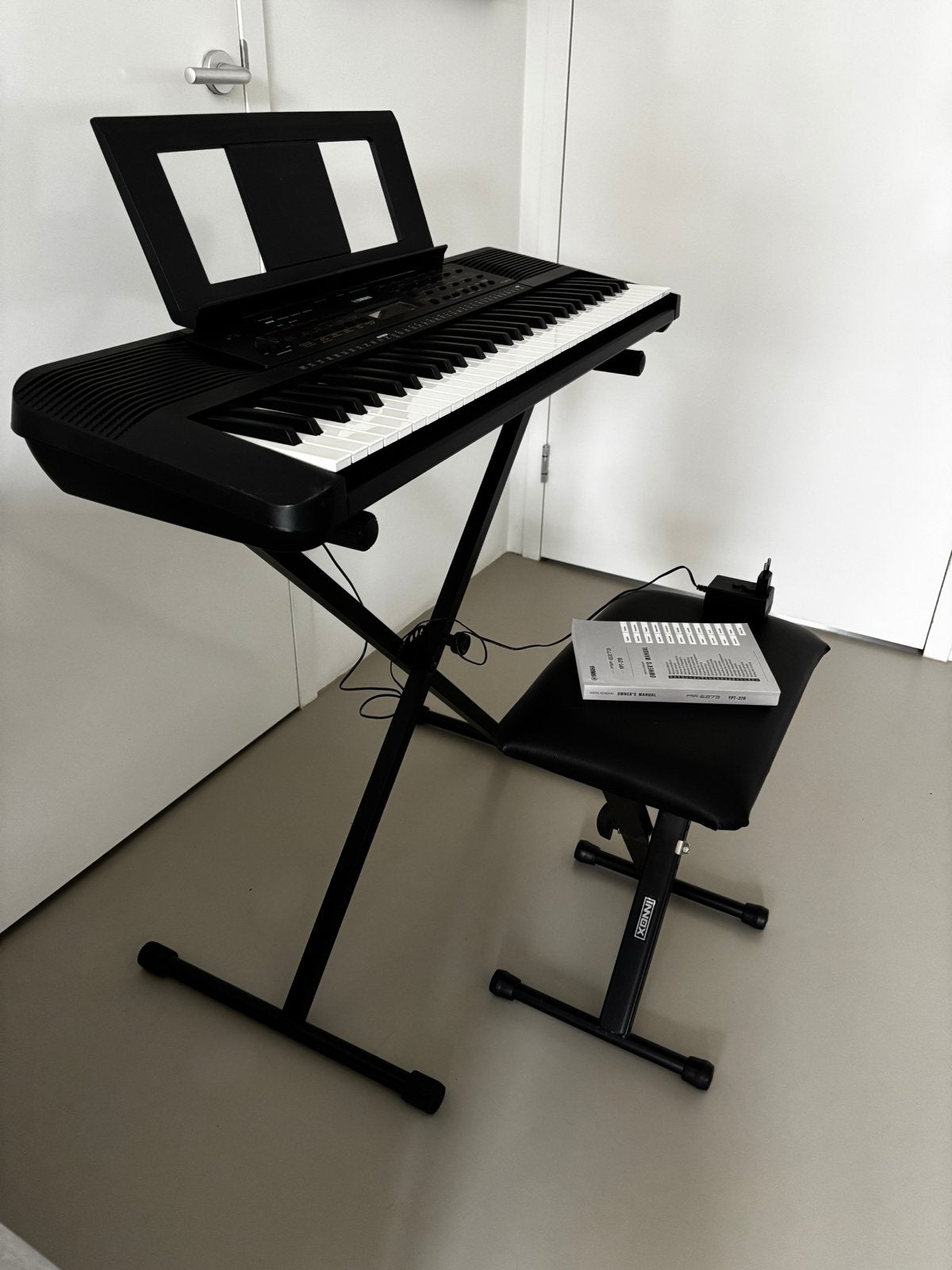 Yamaha PSR-E273 Keyboard met standaard en krukje, Muziek en Instrumenten, Ophalen, 61 toetsen, Yamaha, Aanslaggevoelig