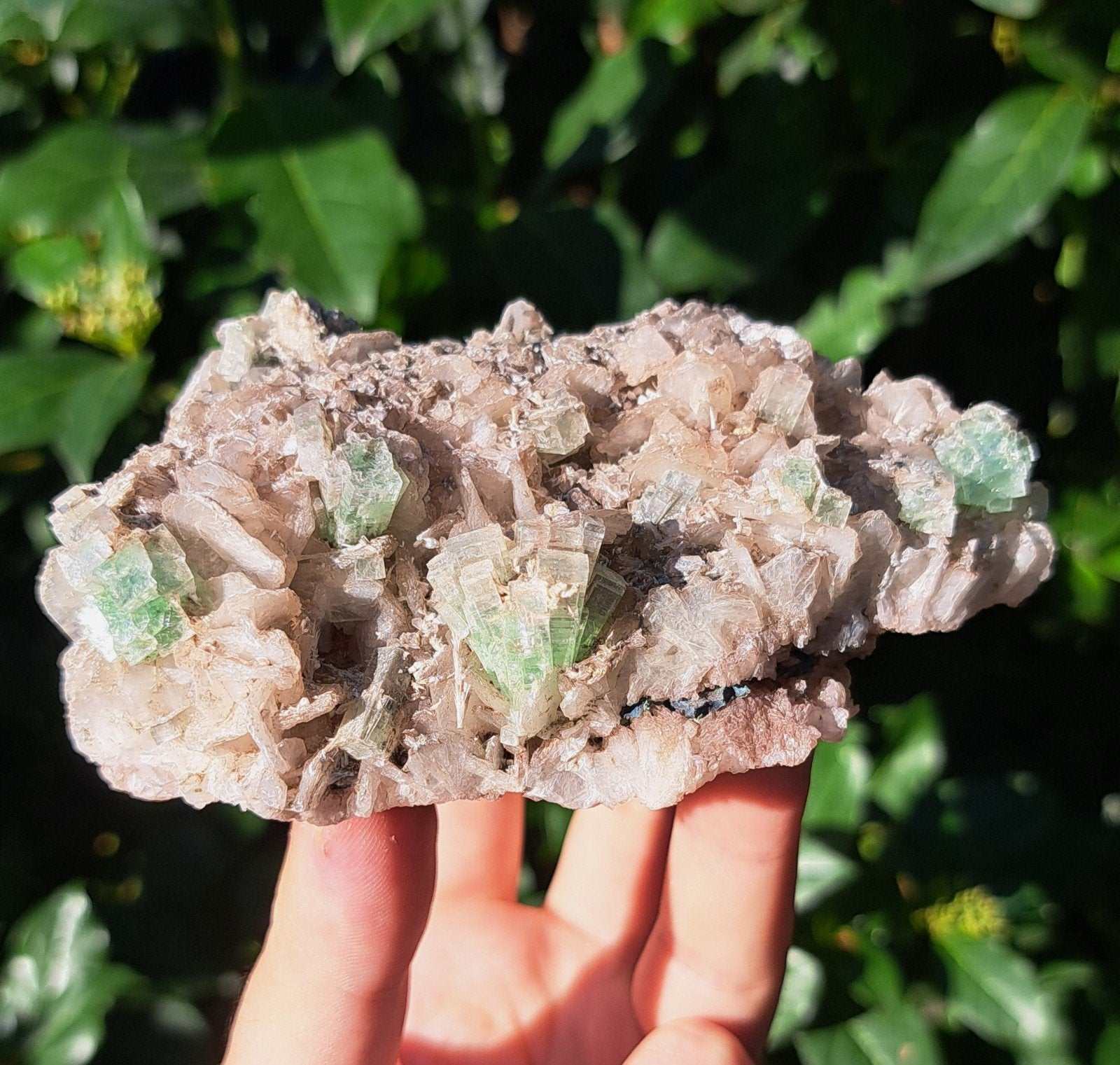 Topstuk! Groene Apofyliet kristallen op Stilbiet cluster, Ophalen of Verzenden