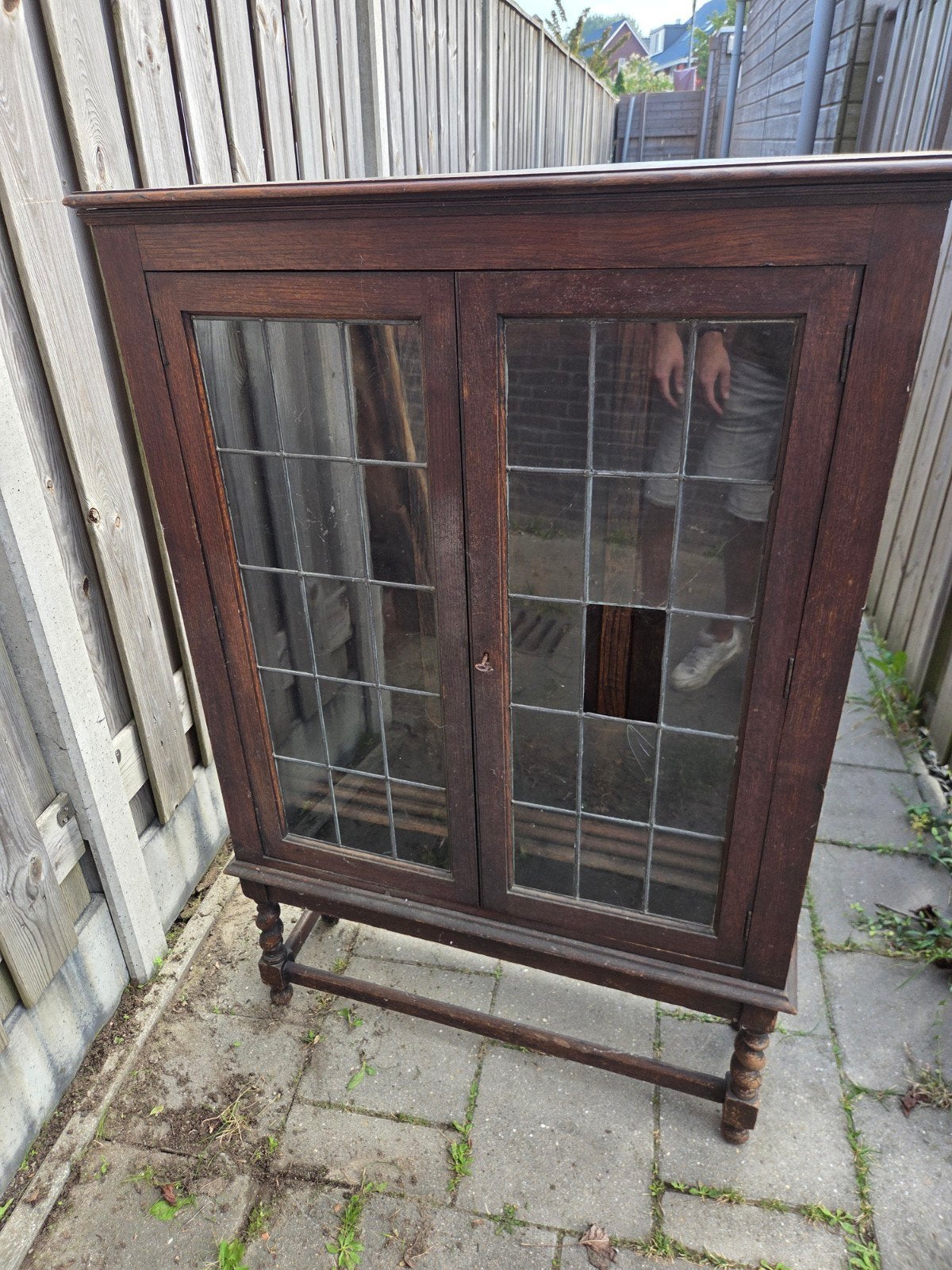 Antiek opknap kastje met glas-in-lood deuren, Ophalen