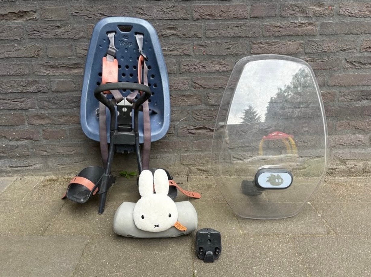 Yepp fietsstoeltje met windscherm en Miffy kussen, Fietsen en Brommers, Fietsaccessoires | Fietsstoeltjes, Ophalen, Gebruikt, Voetsteuntjes