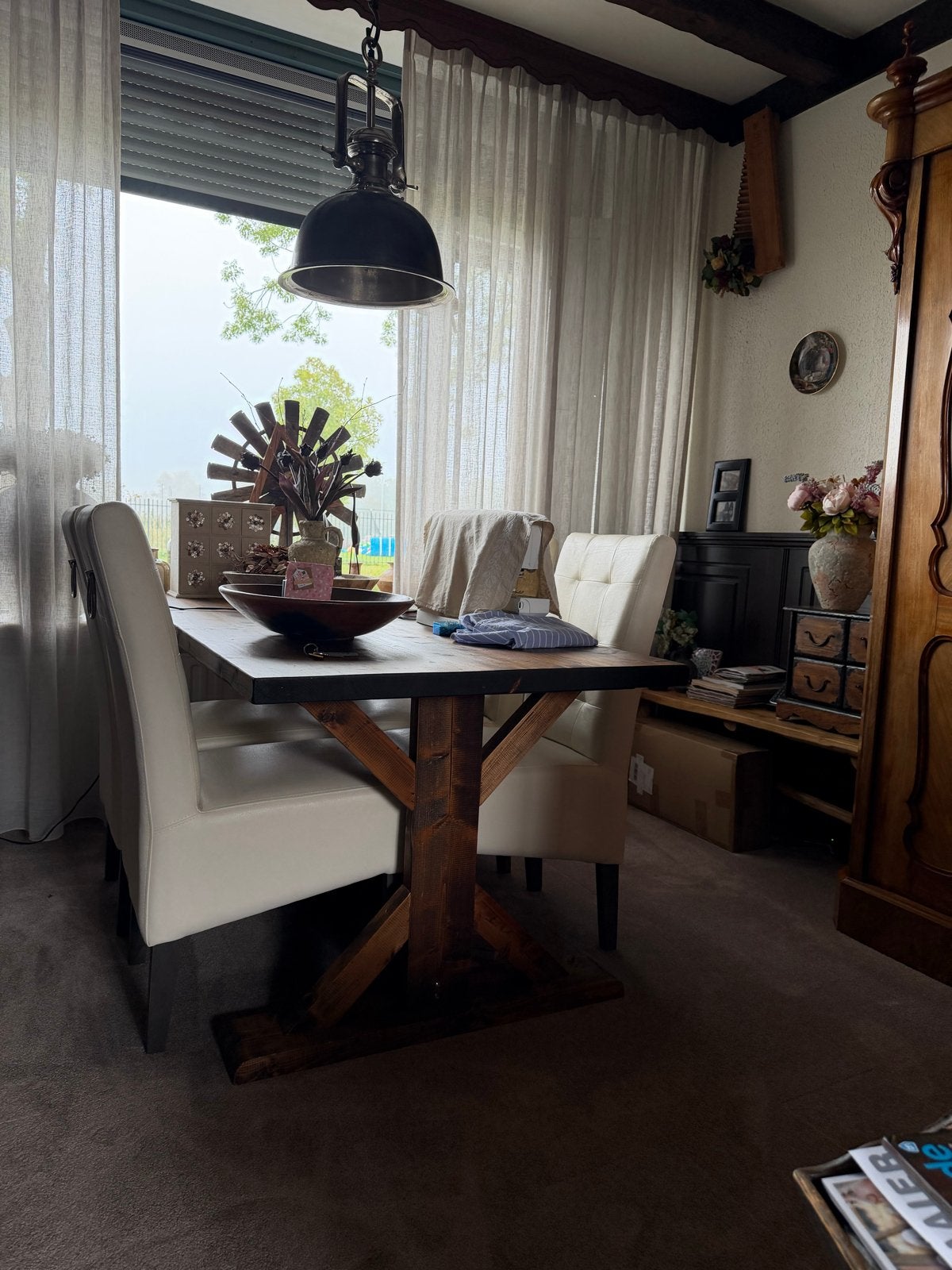 Kloostertafel met vier creme leren stoelen, z.g.st., Ophalen, 100 tot 150 cm, Teakhout, Zo goed als nieuw