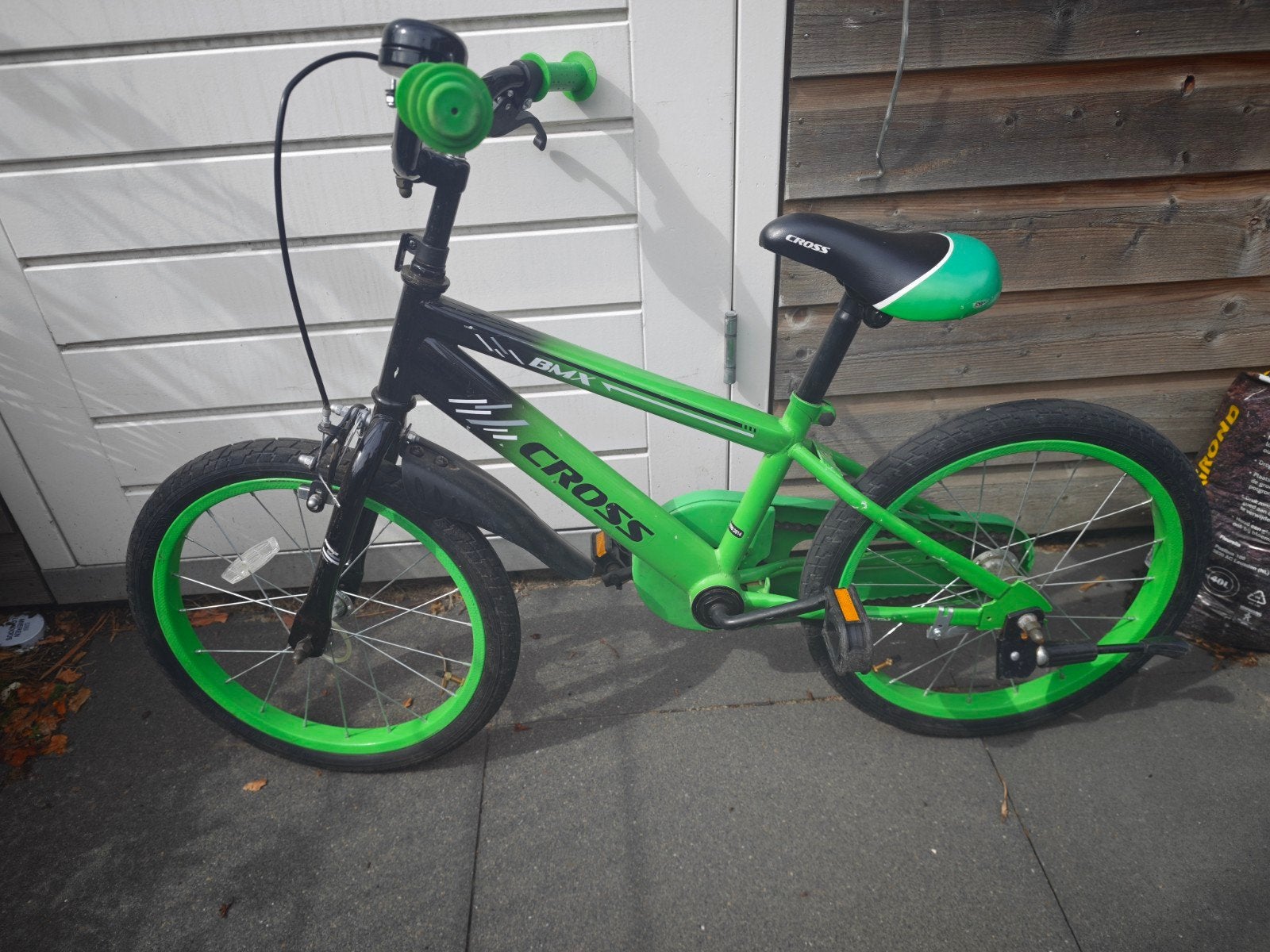 Felgroene Cross BMX fiets (18 inch) met standaard en bel, Fietsen en Brommers, Fietsen | Crossfietsen en BMX, Ophalen, Staal, Velgrem