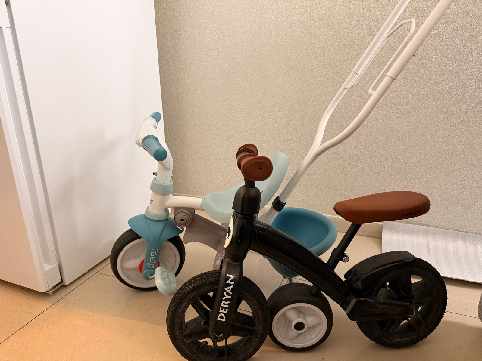 Loopfiets en driewieler met duwstang - Smoby en Deryan, Fietsen en Brommers, Ophalen, Zo goed als nieuw, Duwstang