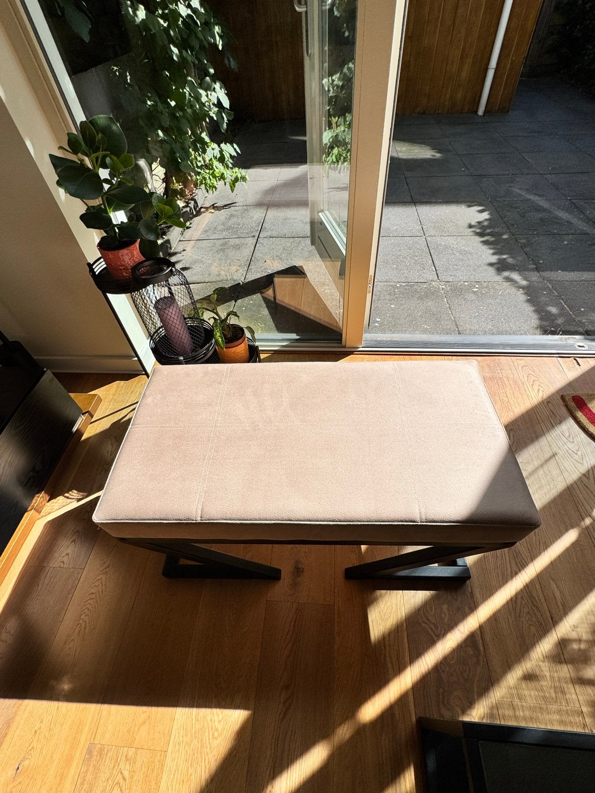 NADUVI Moderne beige bankje met metalen onderstel, Ophalen, Minder dan 50 cm, 75 tot 100 cm, Zo goed als nieuw