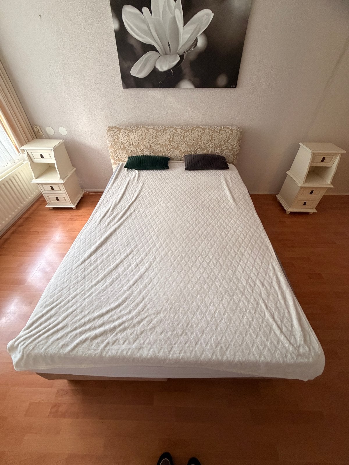 Tweepersoonsbed met gestoffeerd hoofdbord, Huis en Inrichting, Gebruikt, Beige, Tweepersoons, Ophalen of Verzenden