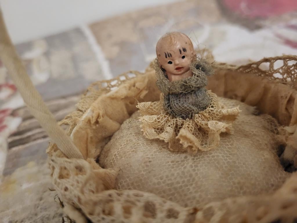 Antiek Geboortemandje met Babypopje - 15 cm, Ophalen of Verzenden