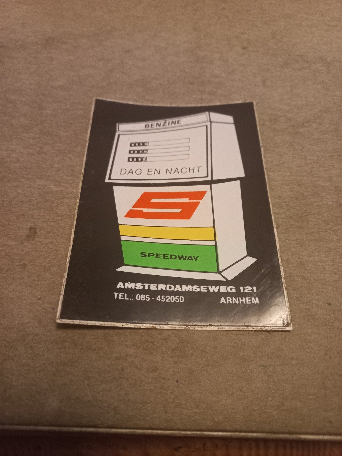 Vintage Speedway Benzine Sticker - Dag en Nacht Arnhem, Ophalen of Verzenden, Gebruikt