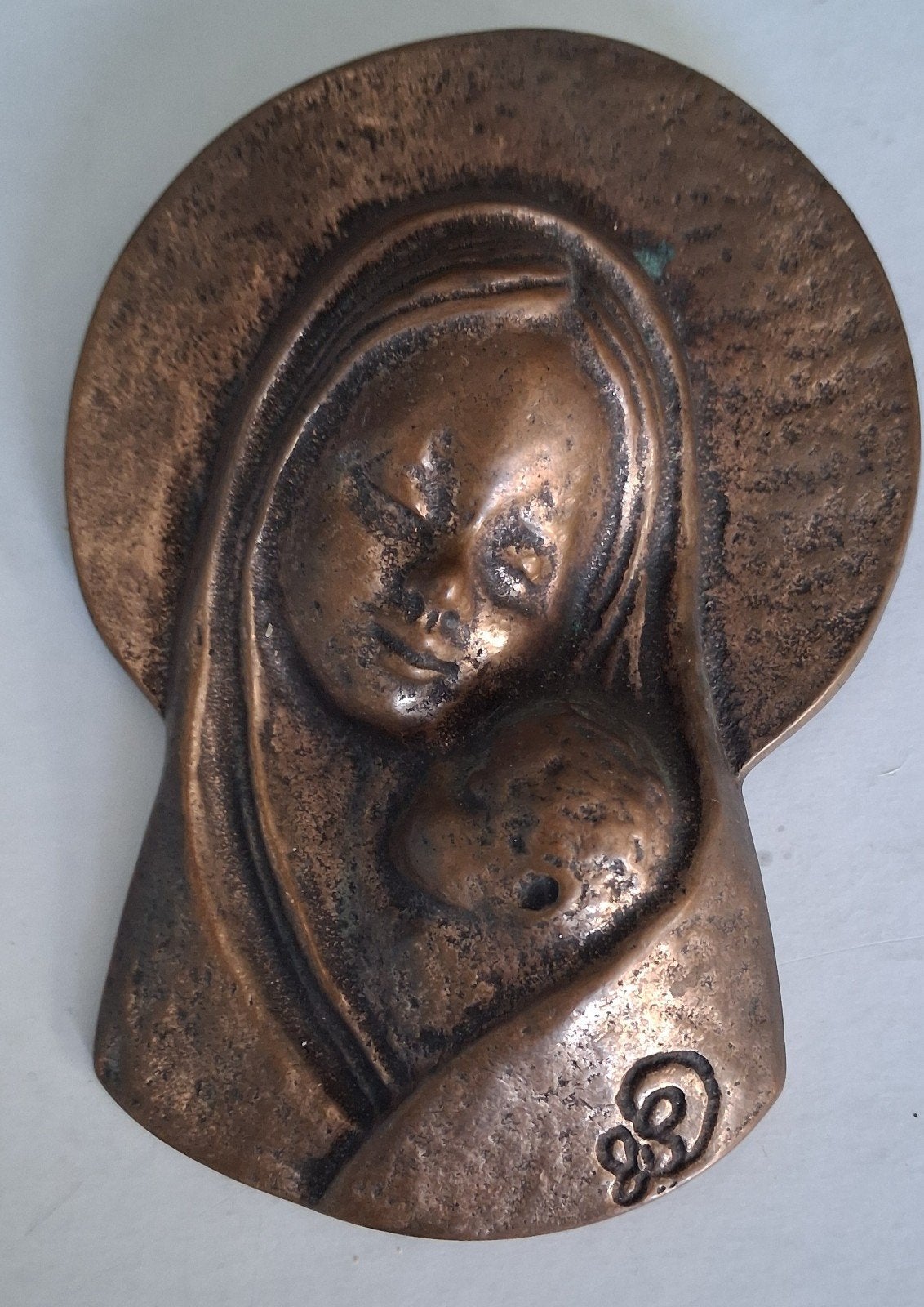 Madonna met kind. Bronzen plaquette.  Sign. 11 cm., Ophalen, Zo goed als nieuw, Overige typen, Christendom | Katholiek