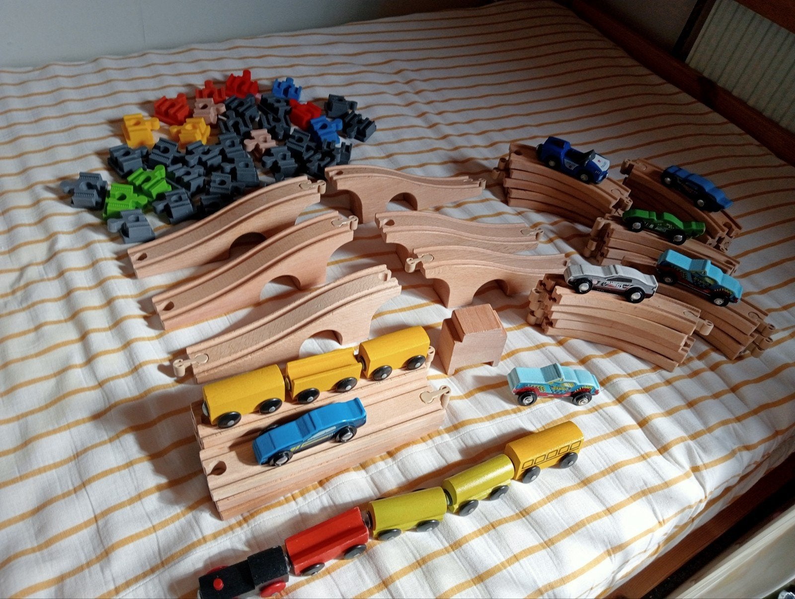 Houten treinbaan met bruggen, treinen en auto's, Ophalen of Verzenden, Gebruikt