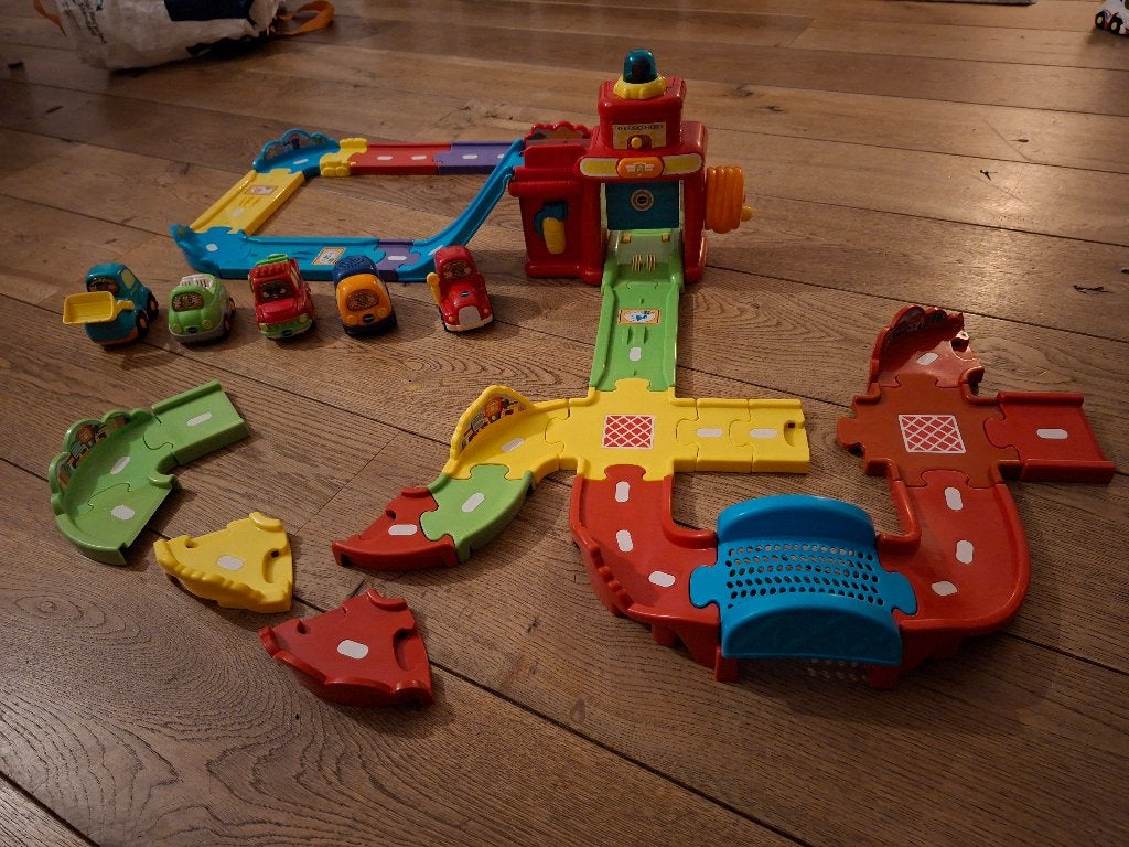 Vtech toet toet 5 auto's en autobaan en brandweerkazerne, Ophalen of Verzenden, Gebruikt, 6 maanden tot 2 jaar