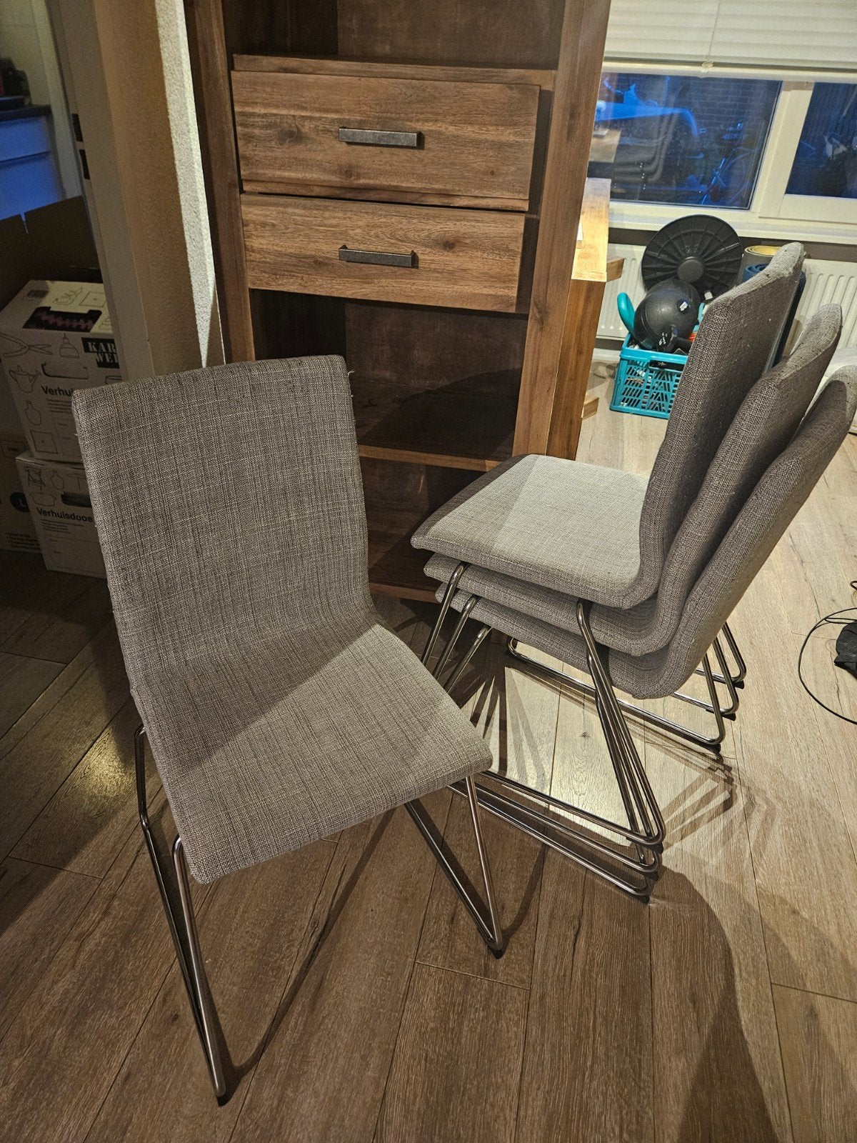 Set van 4 grijze eetkamerstoelen met metalen onderstel, Huis en Inrichting, Stoelen, Ophalen, Gebruikt, Vijf, Zes of meer stoelen
