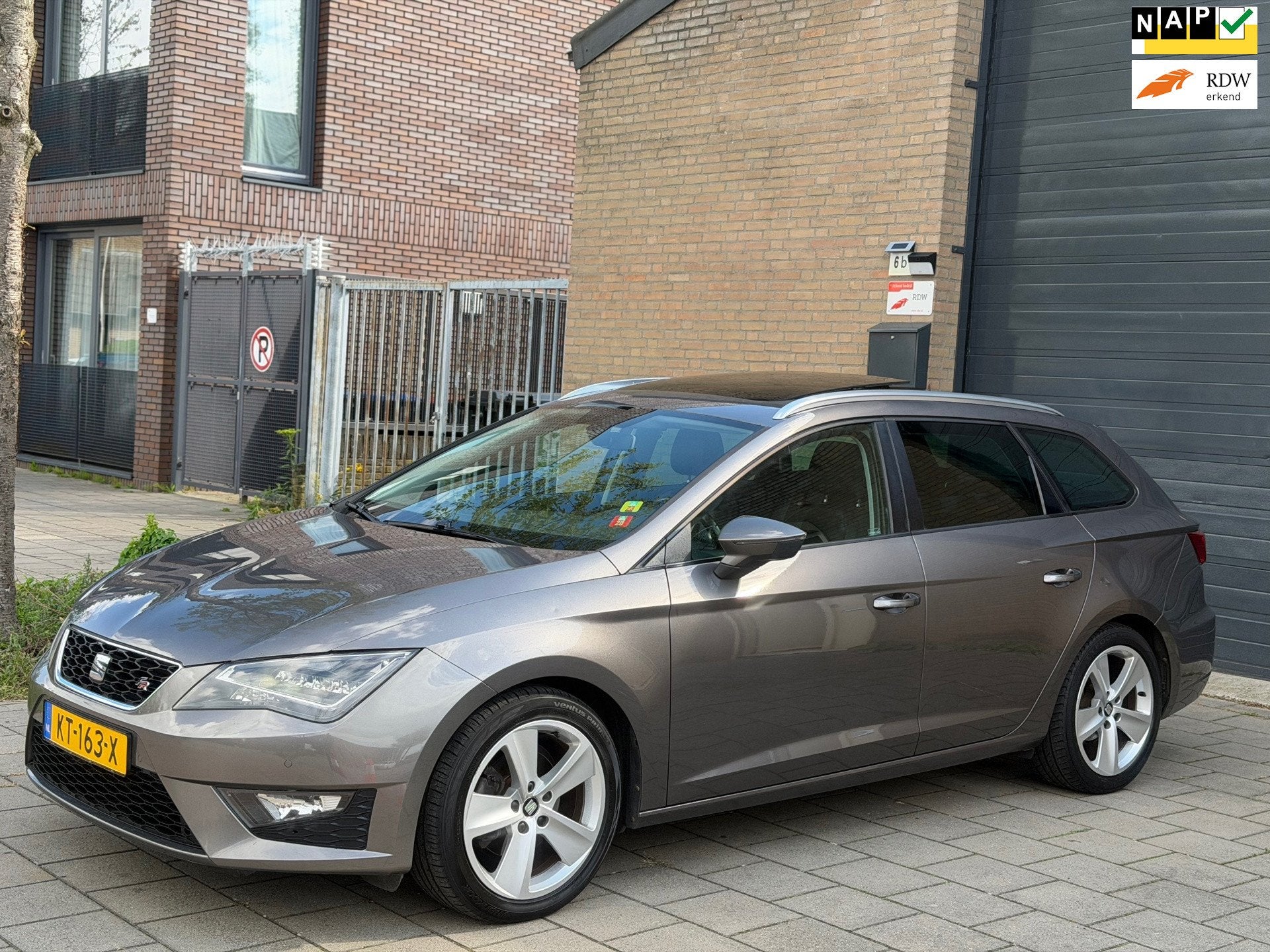 Seat Leon ST 1.4 EcoTSI FR Clima cruise Navi Pano Led Alcant, Auto's, Voorwielaandrijving, Dealer onderhouden, Gebruikt, 4 cilinders
