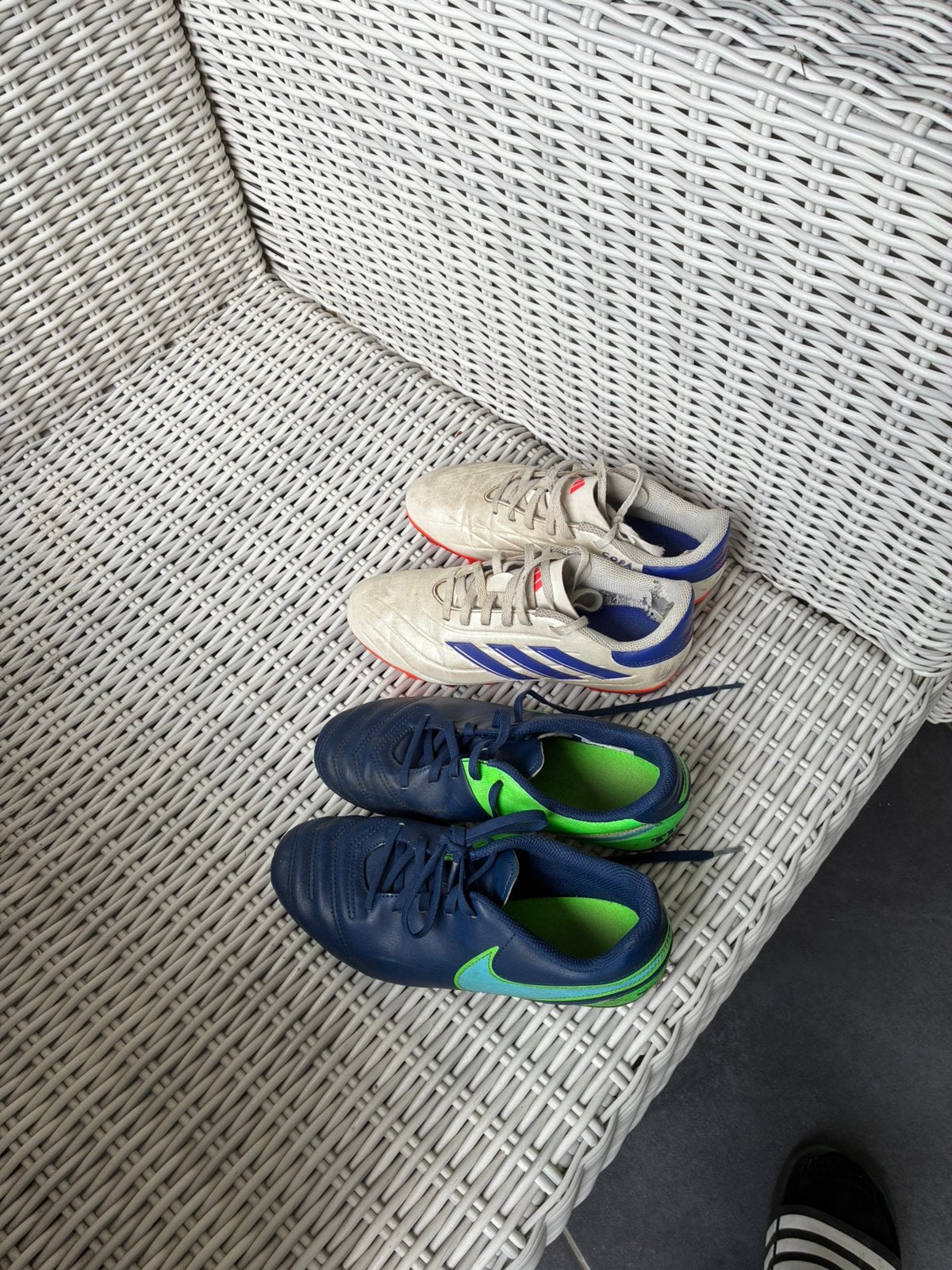 Voetbalschoenen 2 paar, Ophalen, Maat XS of kleiner, Schoenen, Zo goed als nieuw