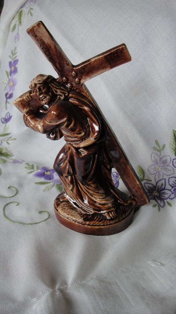 121 Oud beeldje Jezus draagt zijn kruis, Ophalen of Verzenden, Zo goed als nieuw, Beeld(je), Christendom | Katholiek