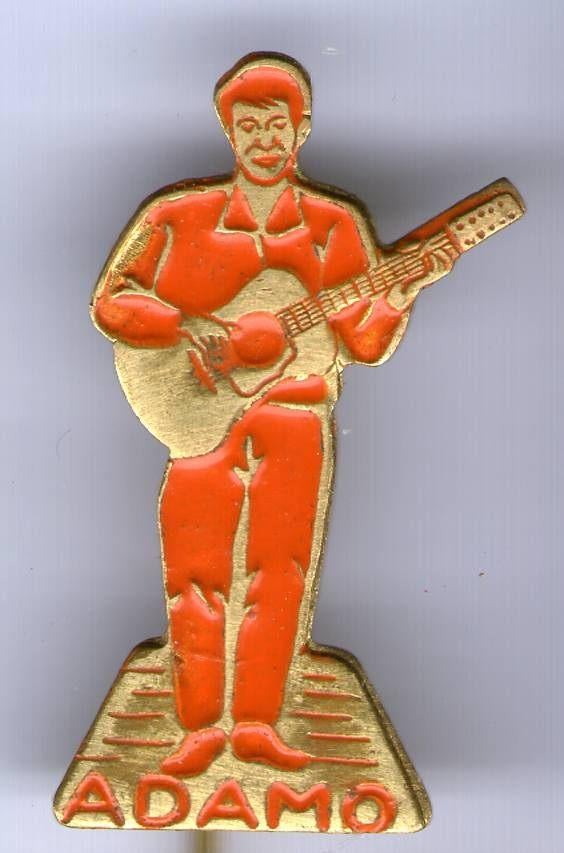 ADAMO staand oranje op koper zanger speldje ( R_009 ), Verzamelen, Verzenden, Nieuw, Figuurtje, Speldje of Pin