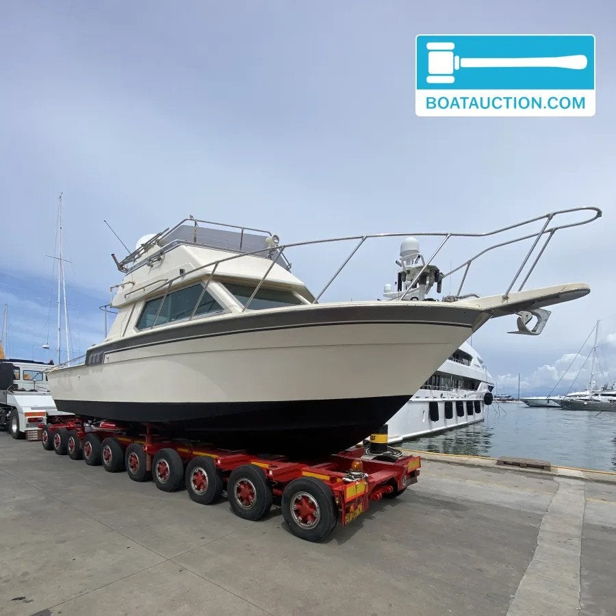 Hatteras 32 Sport Fly nu in de online veiling.